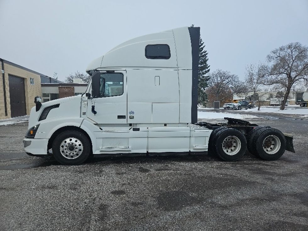 Sleeper Tractor-Heavy Duty Tractors-Volvo-2017-VNL64T670-Roseville-MN-679,861\n\t\tmiles-$ 43,000 - Image 4