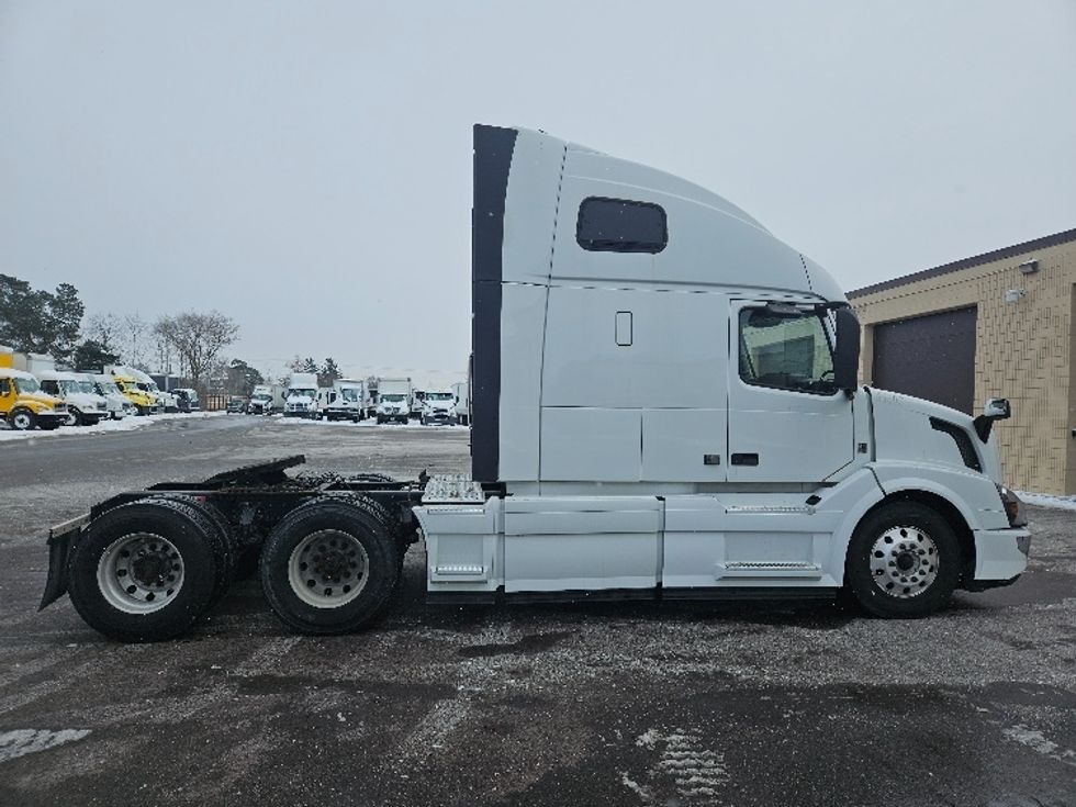 Sleeper Tractor-Heavy Duty Tractors-Volvo-2017-VNL64T670-Roseville-MN-679,861\n\t\tmiles-$ 43,000 - Image 8