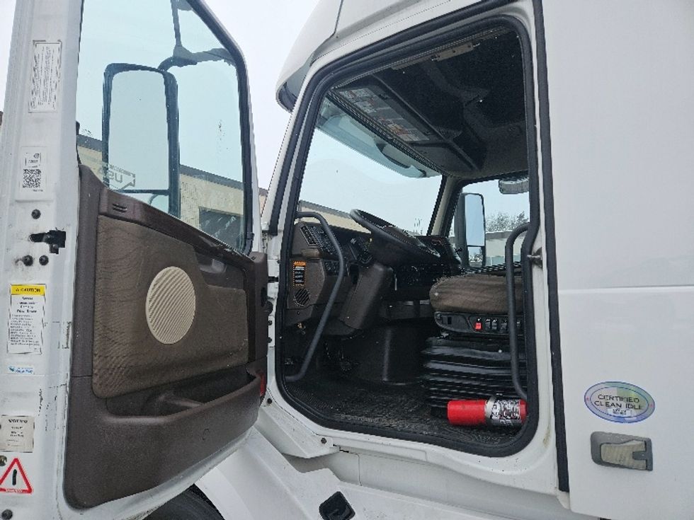 Sleeper Tractor-Heavy Duty Tractors-Volvo-2017-VNL64T670-Roseville-MN-679,861\n\t\tmiles-$ 43,000 - Image 9