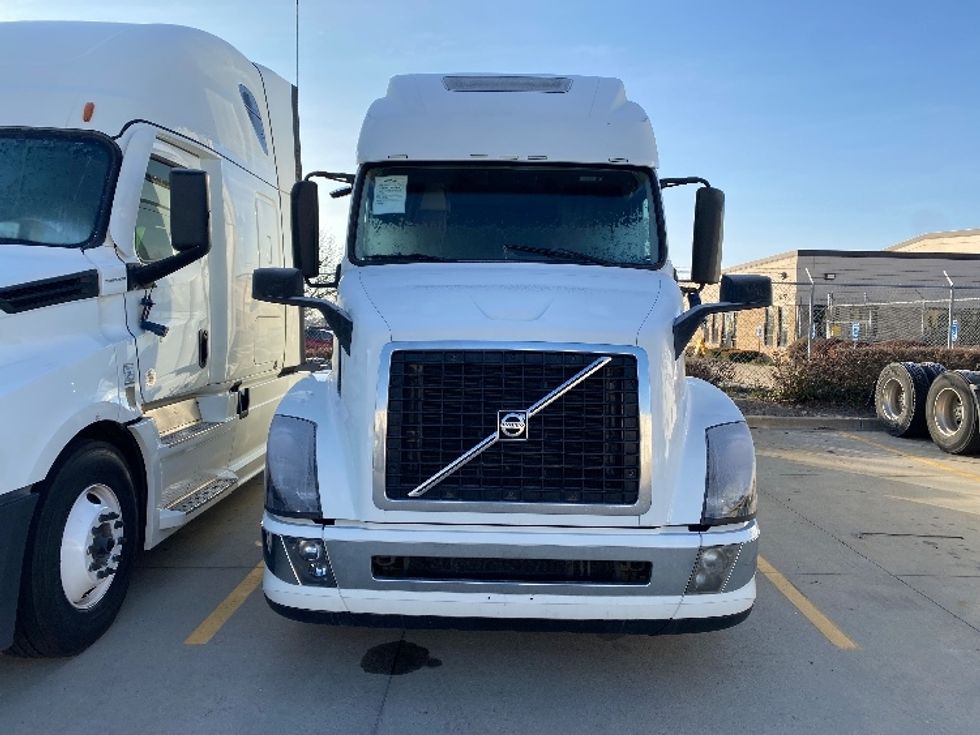 Sleeper Tractor-Heavy Duty Tractors-Volvo-2017-VNL64T670-Salt Lake City-UT-601,497\n\t\tmiles-$ 42,500 - Image 1