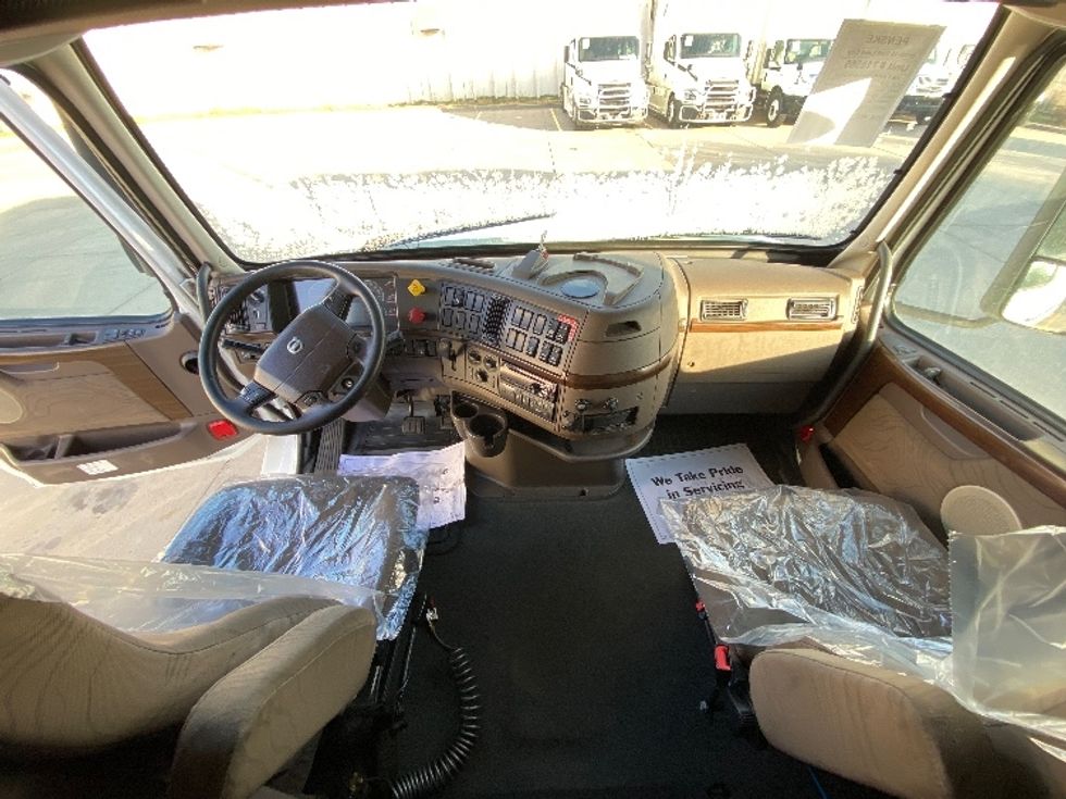 Sleeper Tractor-Heavy Duty Tractors-Volvo-2017-VNL64T670-Salt Lake City-UT-601,497\n\t\tmiles-$ 42,500 - Image 11