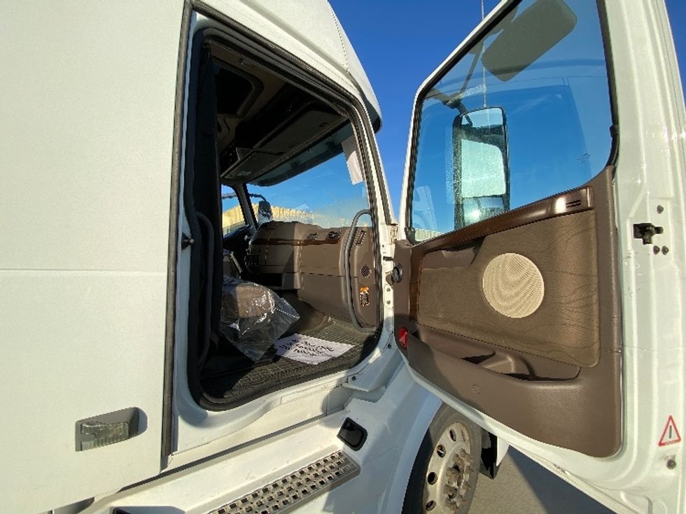 Sleeper Tractor-Heavy Duty Tractors-Volvo-2017-VNL64T670-Salt Lake City-UT-601,497\n\t\tmiles-$ 42,500 - Image 12