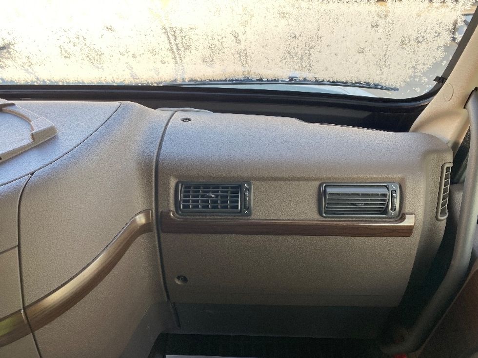 Sleeper Tractor-Heavy Duty Tractors-Volvo-2017-VNL64T670-Salt Lake City-UT-601,497\n\t\tmiles-$ 42,500 - Image 13