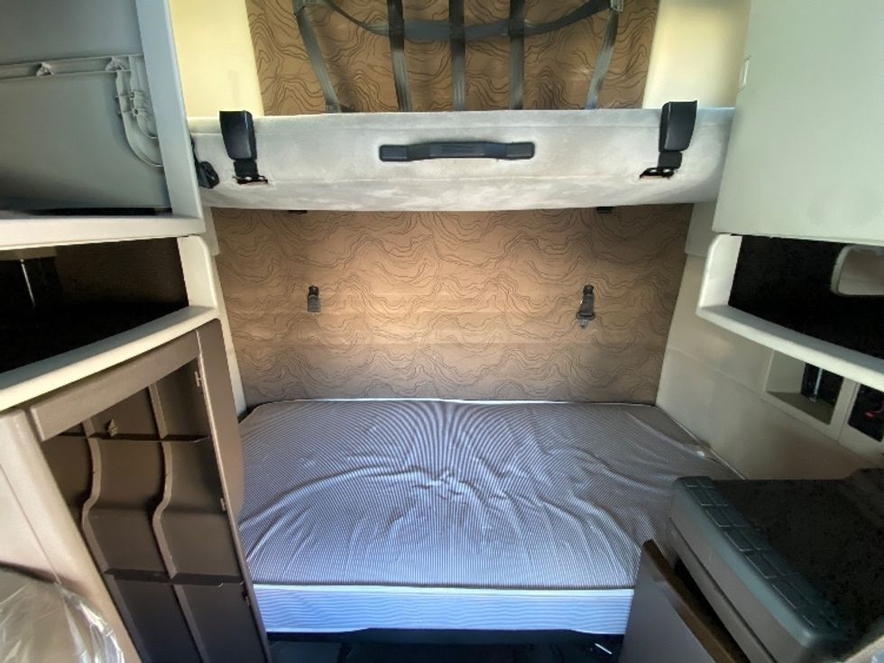 Sleeper Tractor-Heavy Duty Tractors-Volvo-2017-VNL64T670-Salt Lake City-UT-601,497\n\t\tmiles-$ 42,500 - Image 15