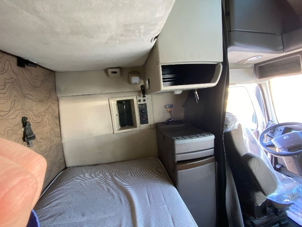 Sleeper Tractor-Heavy Duty Tractors-Volvo-2017-VNL64T670-Salt Lake City-UT-601,497\n\t\tmiles-$ 42,500 - Image 17