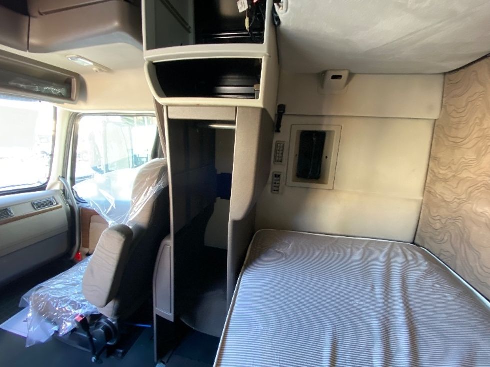 Sleeper Tractor-Heavy Duty Tractors-Volvo-2017-VNL64T670-Salt Lake City-UT-601,497\n\t\tmiles-$ 42,500 - Image 18