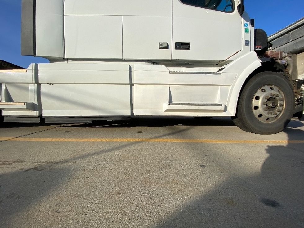 Sleeper Tractor-Heavy Duty Tractors-Volvo-2017-VNL64T670-Salt Lake City-UT-601,497\n\t\tmiles-$ 42,500 - Image 21