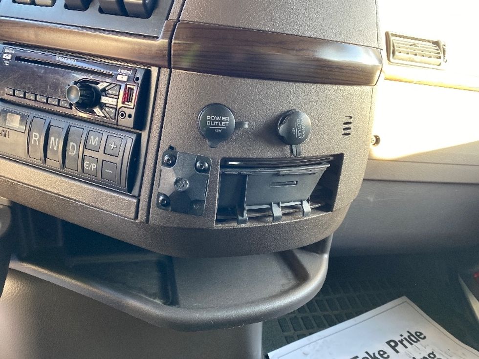 Sleeper Tractor-Heavy Duty Tractors-Volvo-2017-VNL64T670-Salt Lake City-UT-601,497\n\t\tmiles-$ 42,500 - Image 23