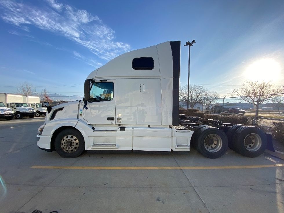 Sleeper Tractor-Heavy Duty Tractors-Volvo-2017-VNL64T670-Salt Lake City-UT-601,497\n\t\tmiles-$ 42,500 - Image 3