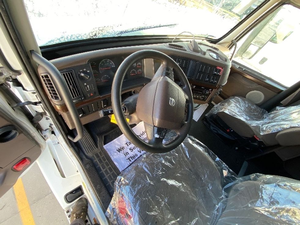 Sleeper Tractor-Heavy Duty Tractors-Volvo-2017-VNL64T670-Salt Lake City-UT-601,497\n\t\tmiles-$ 42,500 - Image 9