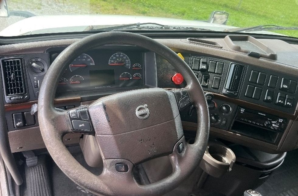 Sleeper Tractor-Heavy Duty Tractors-Volvo-2018-VNL64T780-Sellersburg-IN-619,146\n\t\tmiles-$ 45,750 - Image 10