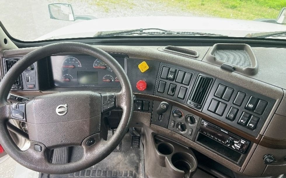 Sleeper Tractor-Heavy Duty Tractors-Volvo-2018-VNL64T780-Sellersburg-IN-619,146\n\t\tmiles-$ 45,750 - Image 11