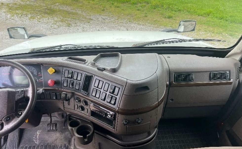 Sleeper Tractor-Heavy Duty Tractors-Volvo-2018-VNL64T780-Sellersburg-IN-619,146\n\t\tmiles-$ 45,750 - Image 12