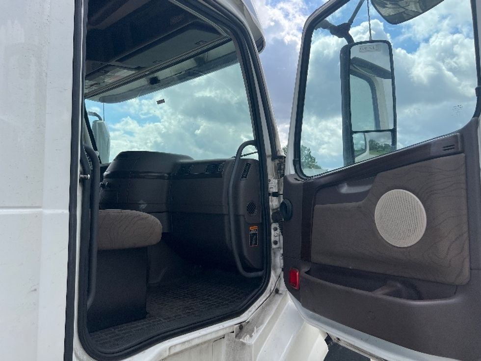 Sleeper Tractor-Heavy Duty Tractors-Volvo-2018-VNL64T780-Sellersburg-IN-619,146\n\t\tmiles-$ 45,750 - Image 13