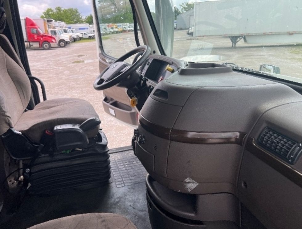 Sleeper Tractor-Heavy Duty Tractors-Volvo-2018-VNL64T780-Sellersburg-IN-619,146\n\t\tmiles-$ 45,750 - Image 15