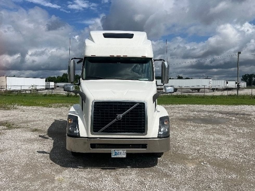 Sleeper Tractor-Heavy Duty Tractors-Volvo-2018-VNL64T780-Sellersburg-IN-619,146\n\t\tmiles-$ 45,750 - Image 2