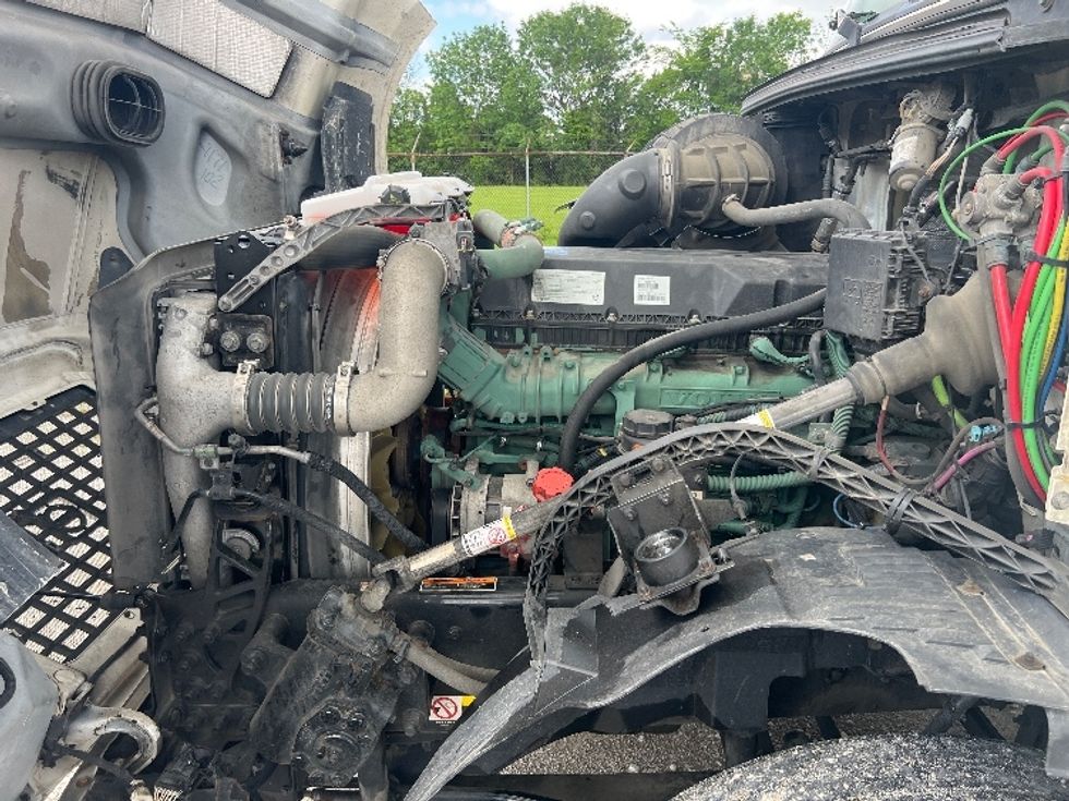 Sleeper Tractor-Heavy Duty Tractors-Volvo-2018-VNL64T780-Sellersburg-IN-619,146\n\t\tmiles-$ 45,750 - Image 21