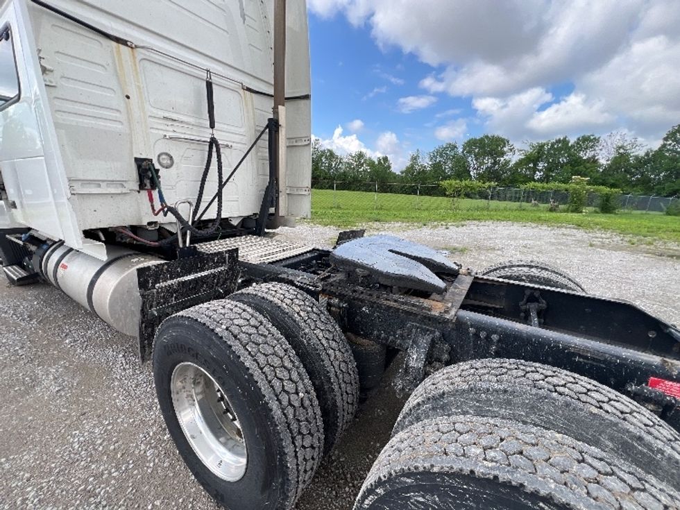 Sleeper Tractor-Heavy Duty Tractors-Volvo-2018-VNL64T780-Sellersburg-IN-619,146\n\t\tmiles-$ 45,750 - Image 22