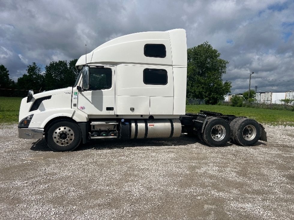 Sleeper Tractor-Heavy Duty Tractors-Volvo-2018-VNL64T780-Sellersburg-IN-619,146\n\t\tmiles-$ 45,750 - Image 4
