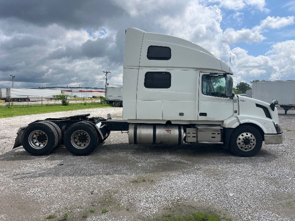 Sleeper Tractor-Heavy Duty Tractors-Volvo-2018-VNL64T780-Sellersburg-IN-619,146\n\t\tmiles-$ 45,750 - Image 8
