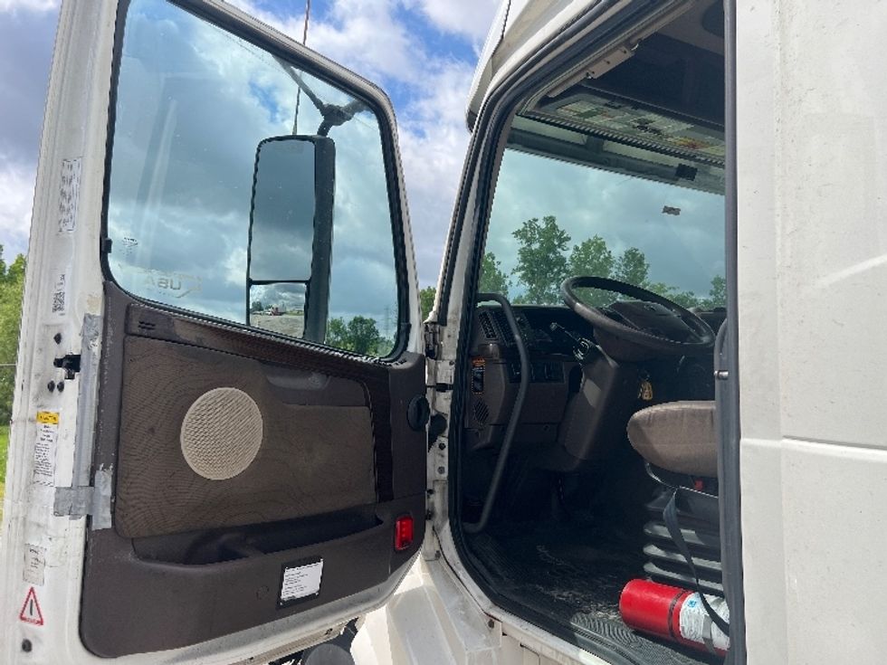 Sleeper Tractor-Heavy Duty Tractors-Volvo-2018-VNL64T780-Sellersburg-IN-619,146\n\t\tmiles-$ 45,750 - Image 9