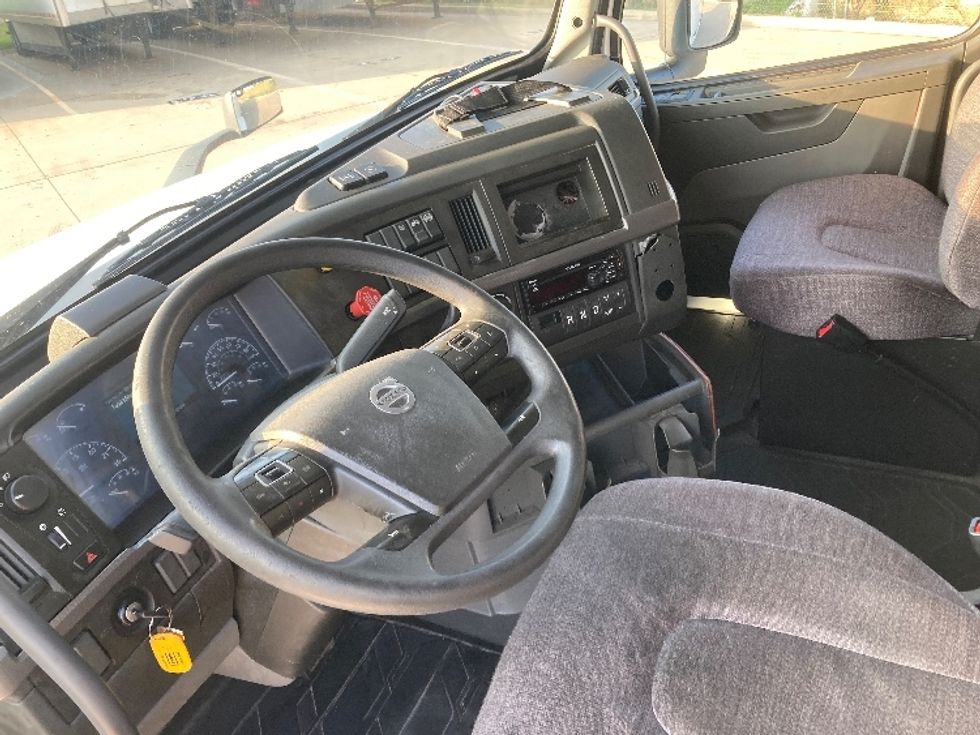 Sleeper Tractor-Heavy Duty Tractors-Volvo-2019-VNL42760-Grand Prairie-TX-527,674\n\t\tmiles-$ 56,750 - Image 10