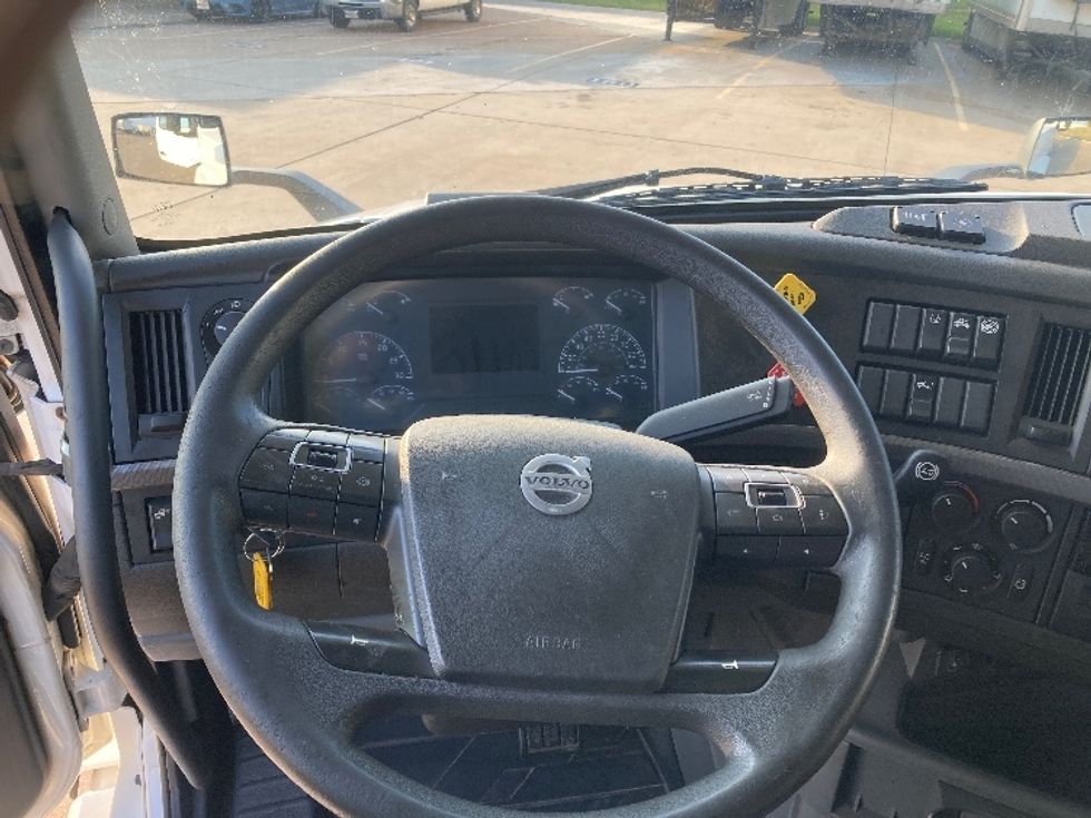 Sleeper Tractor-Heavy Duty Tractors-Volvo-2019-VNL42760-Grand Prairie-TX-527,674\n\t\tmiles-$ 56,750 - Image 11