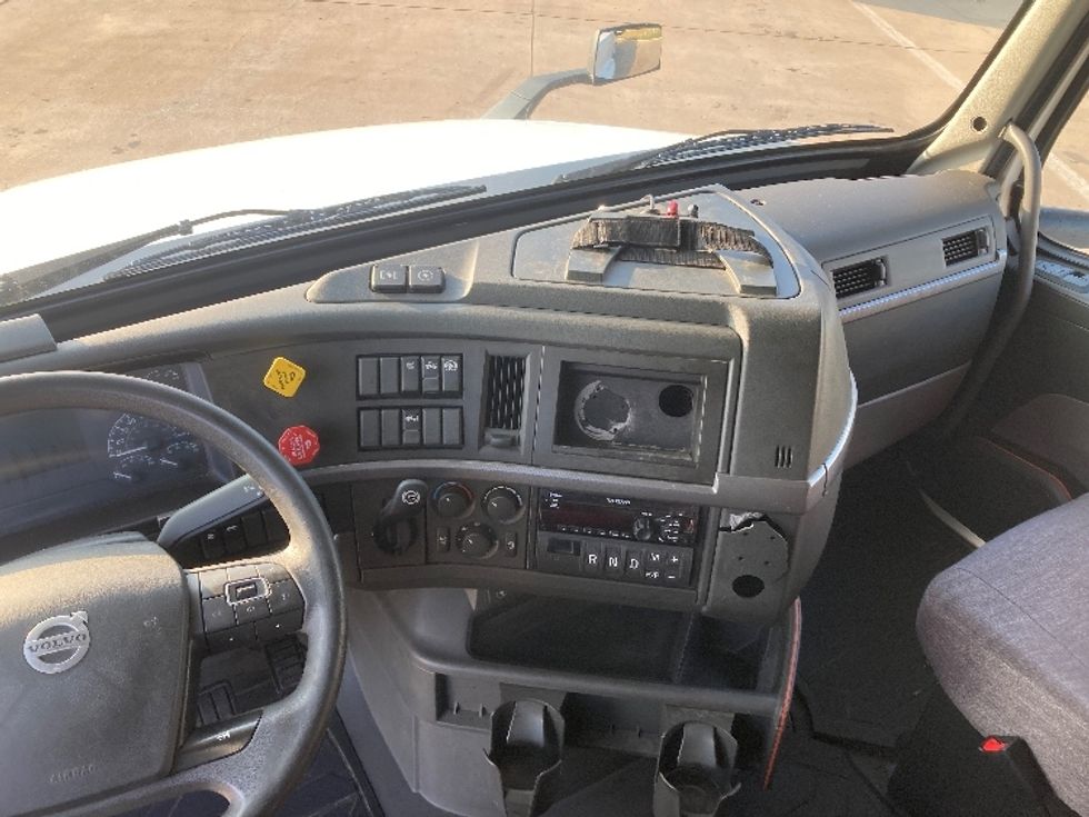 Sleeper Tractor-Heavy Duty Tractors-Volvo-2019-VNL42760-Grand Prairie-TX-527,674\n\t\tmiles-$ 56,750 - Image 12
