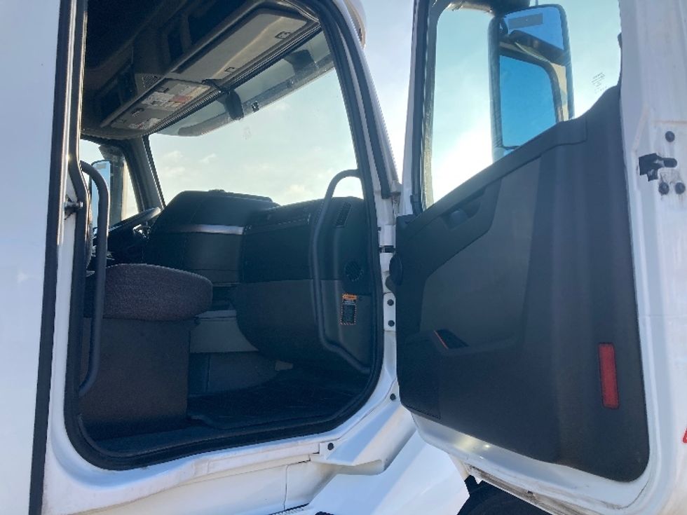 Sleeper Tractor-Heavy Duty Tractors-Volvo-2019-VNL42760-Grand Prairie-TX-527,674\n\t\tmiles-$ 56,750 - Image 13