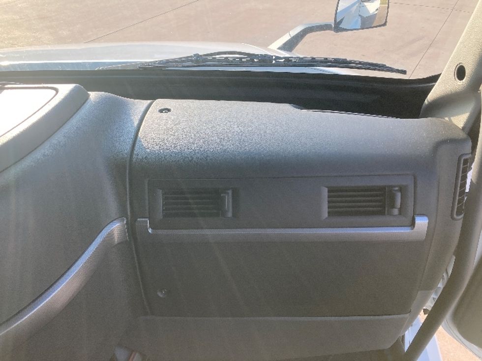 Sleeper Tractor-Heavy Duty Tractors-Volvo-2019-VNL42760-Grand Prairie-TX-527,674\n\t\tmiles-$ 56,750 - Image 14