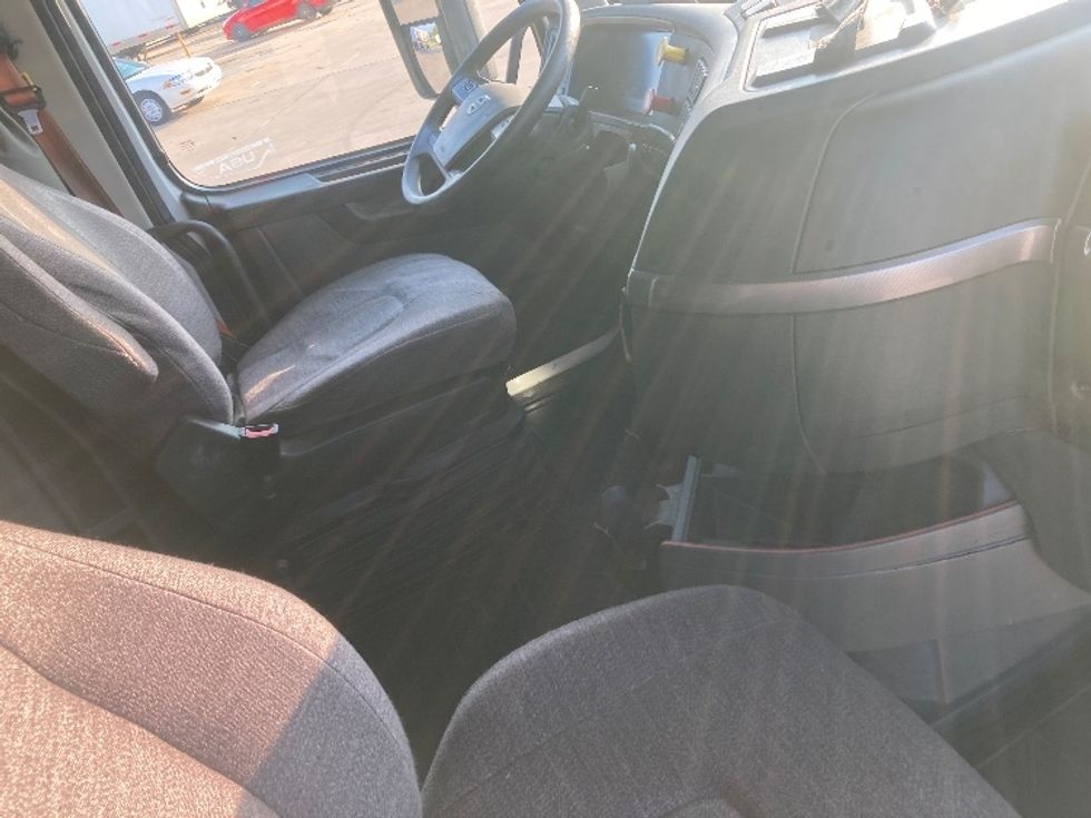 Sleeper Tractor-Heavy Duty Tractors-Volvo-2019-VNL42760-Grand Prairie-TX-527,674\n\t\tmiles-$ 56,750 - Image 15