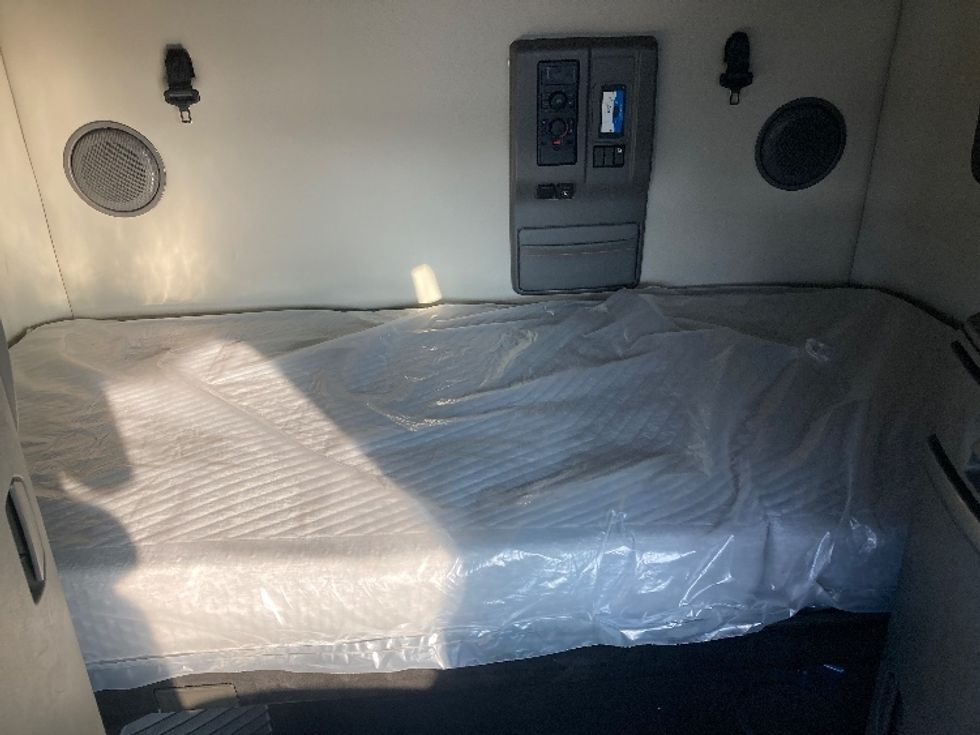 Sleeper Tractor-Heavy Duty Tractors-Volvo-2019-VNL42760-Grand Prairie-TX-527,674\n\t\tmiles-$ 56,750 - Image 16