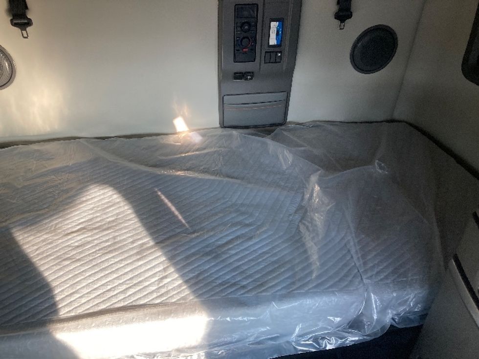 Sleeper Tractor-Heavy Duty Tractors-Volvo-2019-VNL42760-Grand Prairie-TX-527,674\n\t\tmiles-$ 56,750 - Image 17