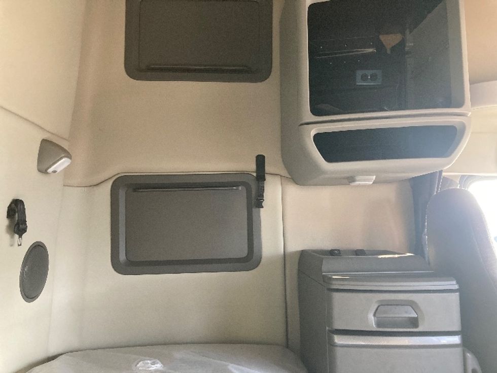 Sleeper Tractor-Heavy Duty Tractors-Volvo-2019-VNL42760-Grand Prairie-TX-527,674\n\t\tmiles-$ 56,750 - Image 18