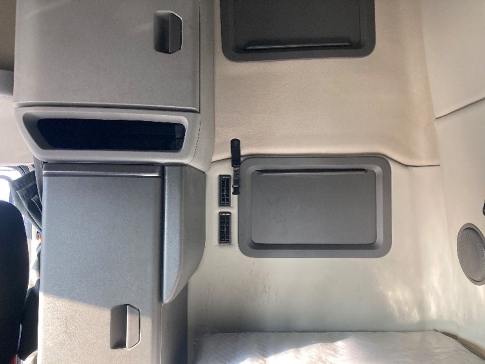 Sleeper Tractor-Heavy Duty Tractors-Volvo-2019-VNL42760-Grand Prairie-TX-527,674\n\t\tmiles-$ 56,750 - Image 19