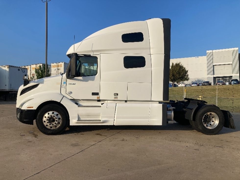 Sleeper Tractor-Heavy Duty Tractors-Volvo-2019-VNL42760-Grand Prairie-TX-527,674\n\t\tmiles-$ 56,750 - Image 4