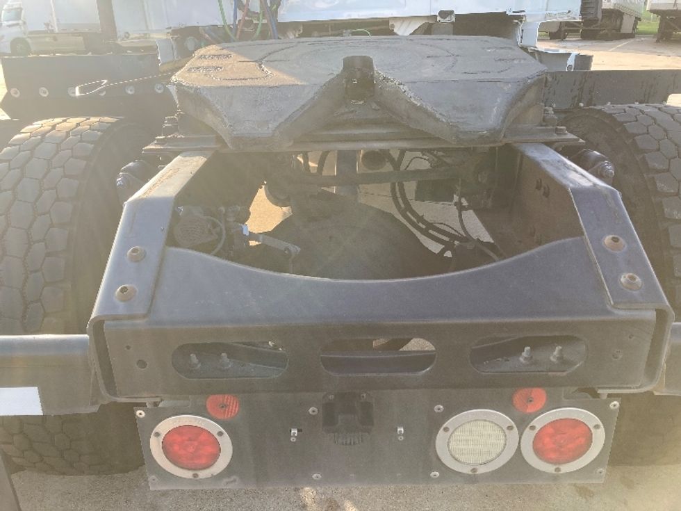 Sleeper Tractor-Heavy Duty Tractors-Volvo-2019-VNL42760-Grand Prairie-TX-527,674\n\t\tmiles-$ 56,750 - Image 6