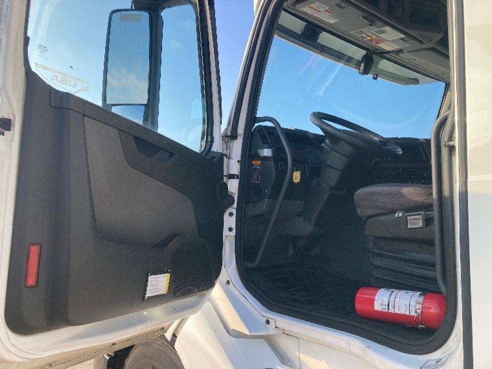 Sleeper Tractor-Heavy Duty Tractors-Volvo-2019-VNL42760-Grand Prairie-TX-527,674\n\t\tmiles-$ 56,750 - Image 9