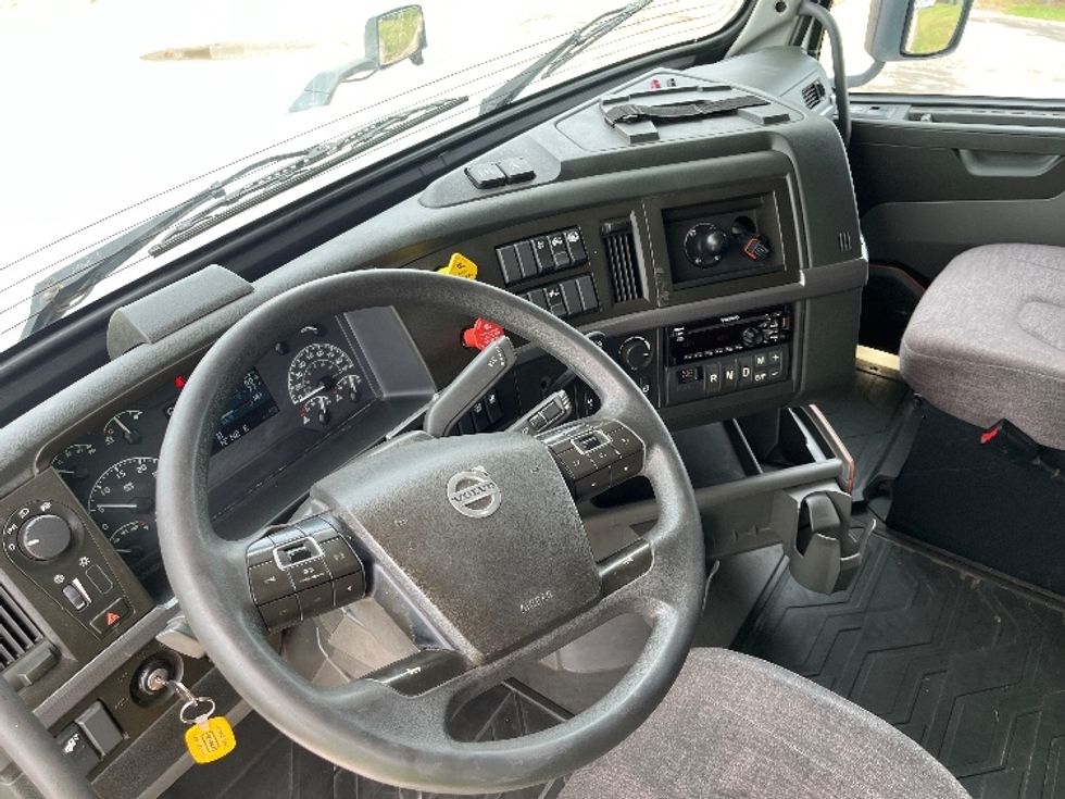 Sleeper Tractor-Heavy Duty Tractors-Volvo-2019-VNL42760-Katy-TX-510,435\n\t\tmiles-$ 59,000 - Image 10