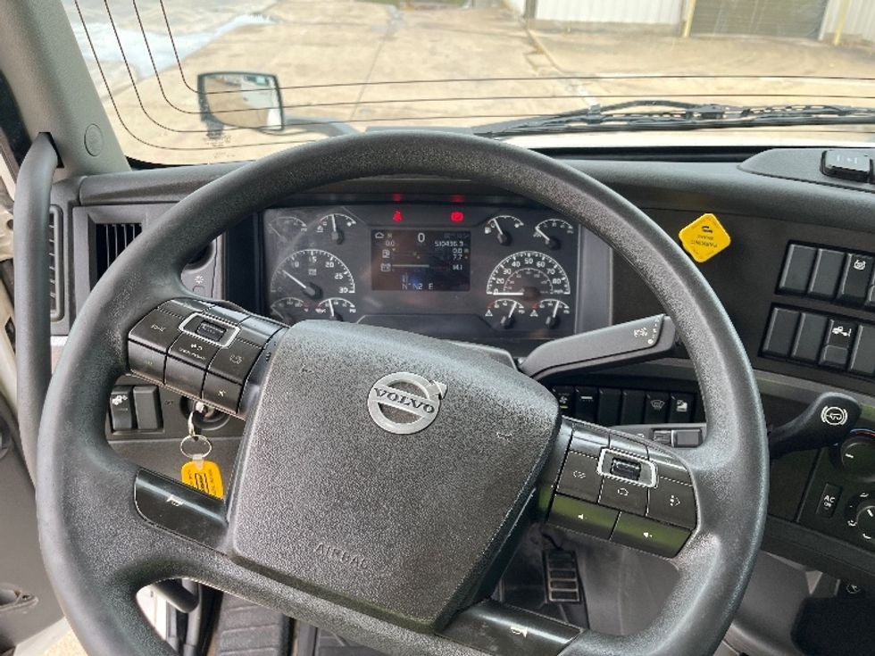 Sleeper Tractor-Heavy Duty Tractors-Volvo-2019-VNL42760-Katy-TX-510,435\n\t\tmiles-$ 59,000 - Image 11