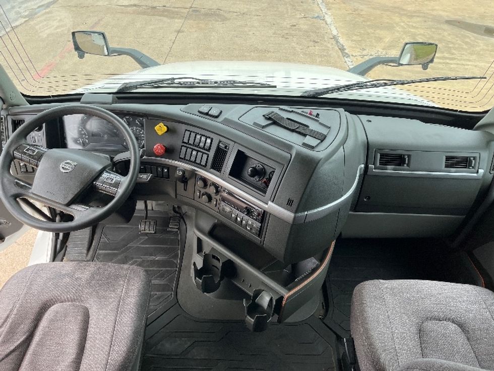 Sleeper Tractor-Heavy Duty Tractors-Volvo-2019-VNL42760-Katy-TX-510,435\n\t\tmiles-$ 59,000 - Image 12