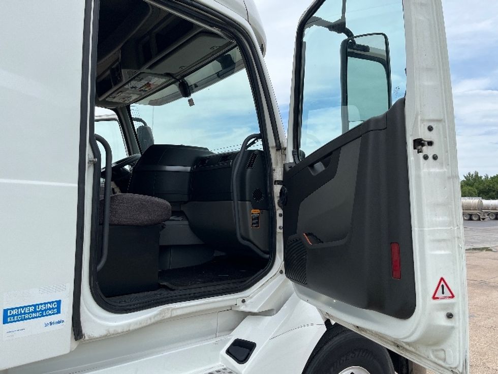 Sleeper Tractor-Heavy Duty Tractors-Volvo-2019-VNL42760-Katy-TX-510,435\n\t\tmiles-$ 59,000 - Image 13