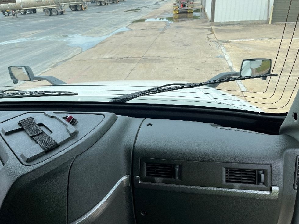 Sleeper Tractor-Heavy Duty Tractors-Volvo-2019-VNL42760-Katy-TX-510,435\n\t\tmiles-$ 59,000 - Image 14