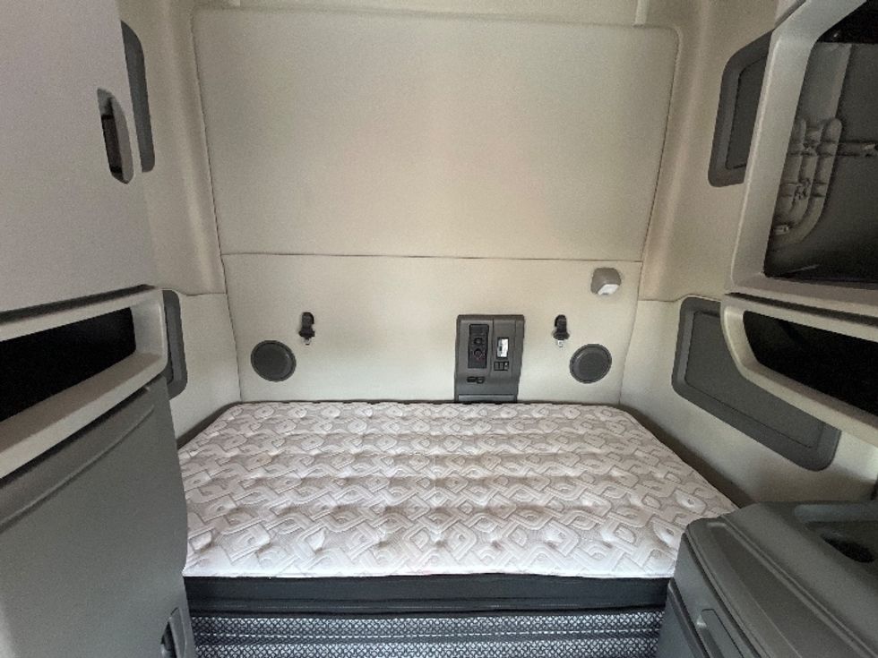 Sleeper Tractor-Heavy Duty Tractors-Volvo-2019-VNL42760-Katy-TX-510,435\n\t\tmiles-$ 59,000 - Image 16