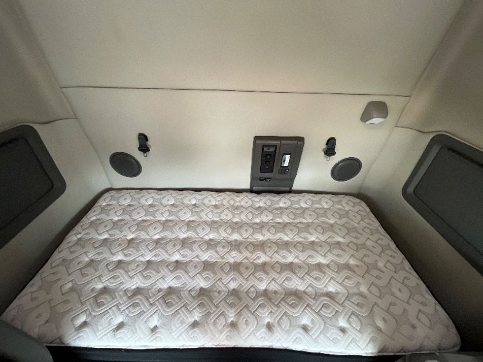 Sleeper Tractor-Heavy Duty Tractors-Volvo-2019-VNL42760-Katy-TX-510,435\n\t\tmiles-$ 59,000 - Image 17