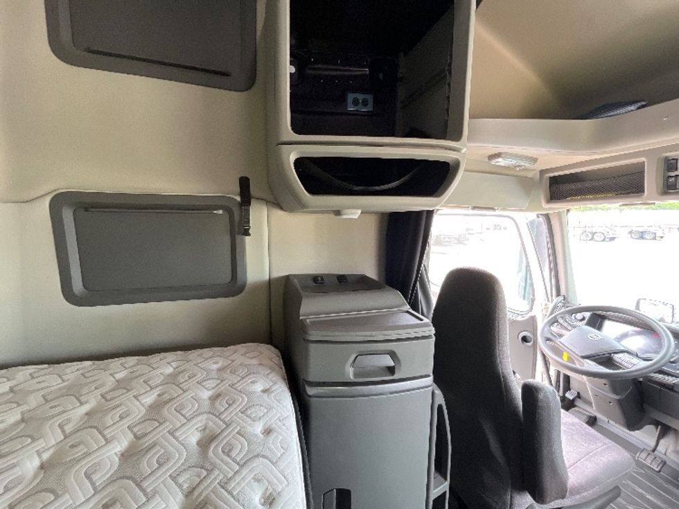 Sleeper Tractor-Heavy Duty Tractors-Volvo-2019-VNL42760-Katy-TX-510,435\n\t\tmiles-$ 59,000 - Image 18