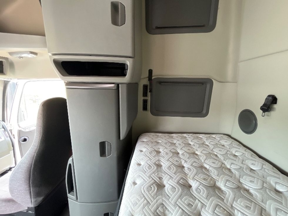 Sleeper Tractor-Heavy Duty Tractors-Volvo-2019-VNL42760-Katy-TX-510,435\n\t\tmiles-$ 59,000 - Image 19