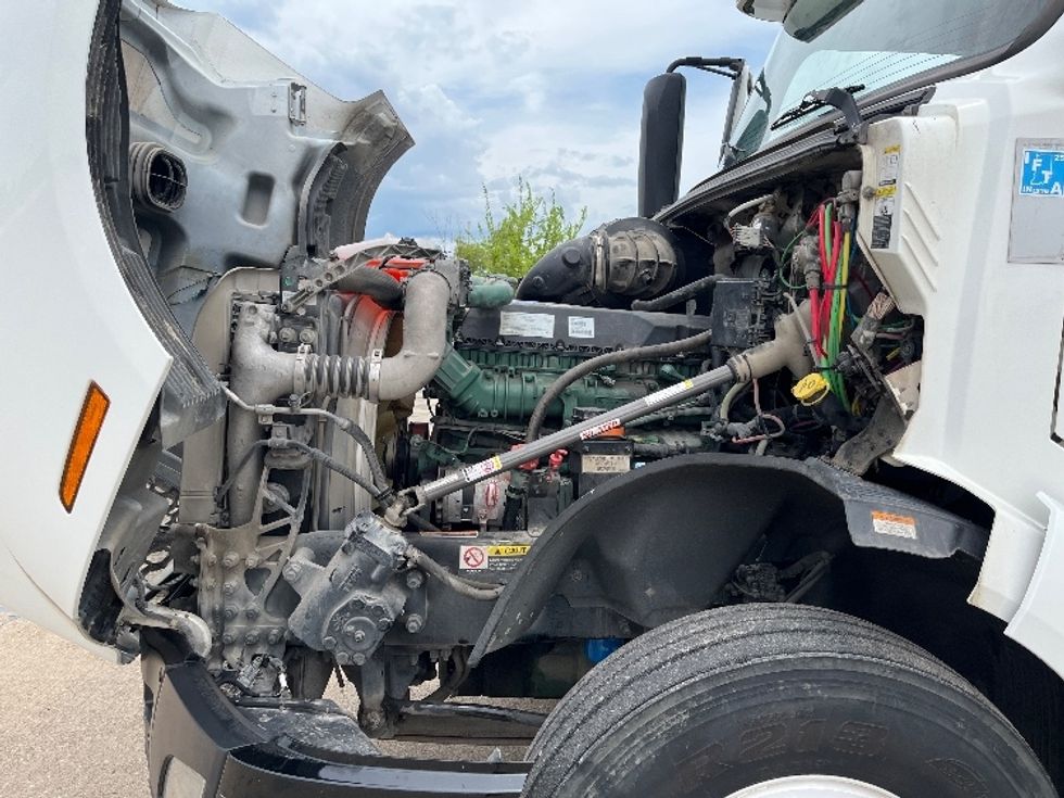 Sleeper Tractor-Heavy Duty Tractors-Volvo-2019-VNL42760-Katy-TX-510,435\n\t\tmiles-$ 59,000 - Image 21