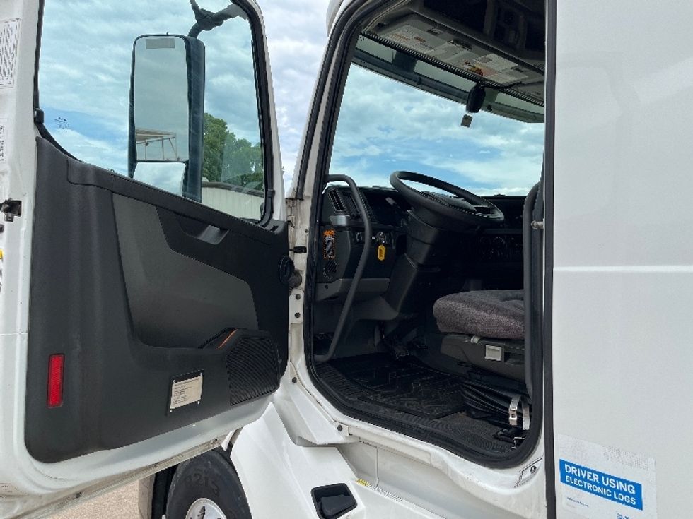 Sleeper Tractor-Heavy Duty Tractors-Volvo-2019-VNL42760-Katy-TX-510,435\n\t\tmiles-$ 59,000 - Image 9