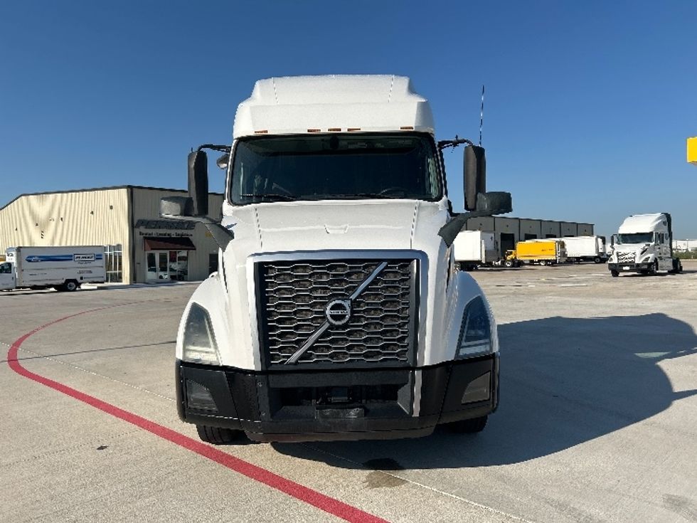 Sleeper Tractor-Heavy Duty Tractors-Volvo-2019-VNL42760-Katy-TX-538,676\n\t\tmiles-$ 57,000 - Image 1